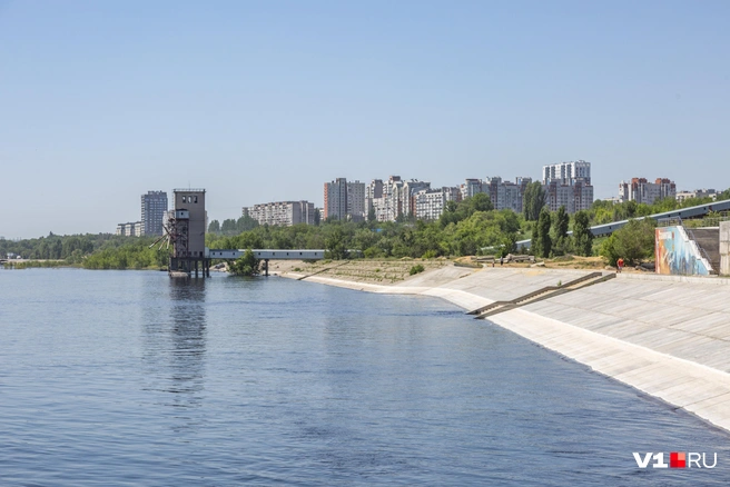 Гулять уже можно, но стройка ЖК там еще продолжается | Источник: Константин Завриков / V1.RU