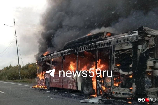 Видно, что автобус серьезно пострадал от огня | Источник: читатель 59.RU