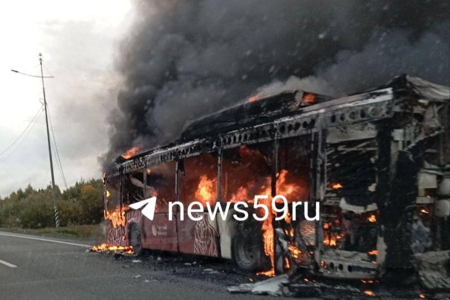 «Объемов огнетушителя не хватило»: на Южном обходе Перми полностью сгорел автобус — видео