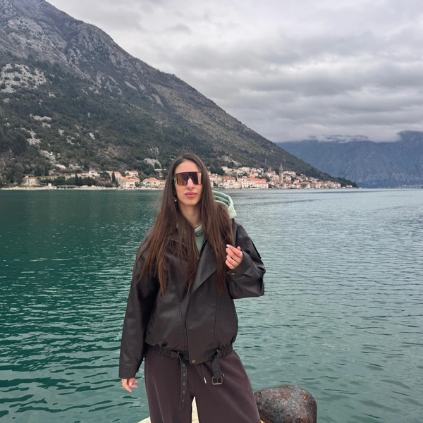 Невероятные пейзажи открываются с рукотворного острова | Источник: Габриелла Захарова / 26.RU