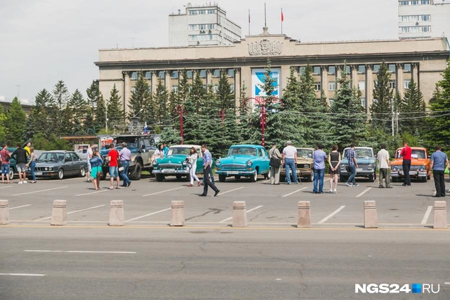Перед зданием правительства края | Источник: Артем Ленц / NGS24.RU