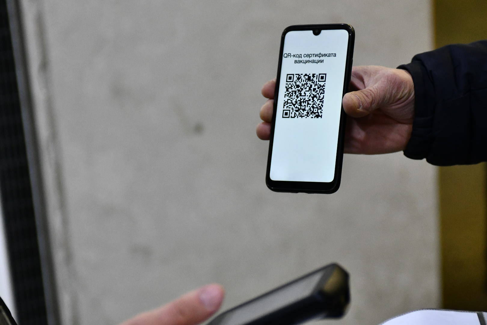 Охранник в ТЦ «Пассаж» ударил посетителя, который без QR-кода хотел забрать  с парковки свою машину 28 ноября 2021 года - 29 ноября 2021 - Е1.ру