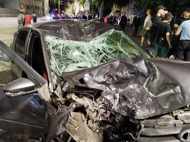 Дорожно-транспортное происшествие случилось вблизи площади Революции в Челябинске. | Источник: читатель 74.RU