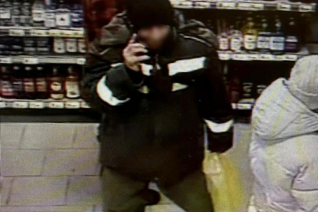 Житель Череповца украл в магазине пять бутылок коньяка