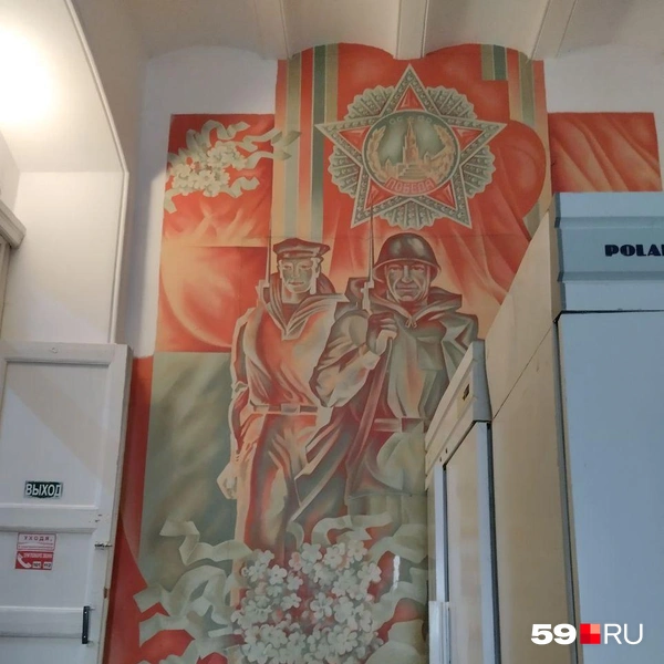 При входе находится панно, посвященное солдатам Великой Отечественной войны | Источник: Ольга Якунчева / 59.RU