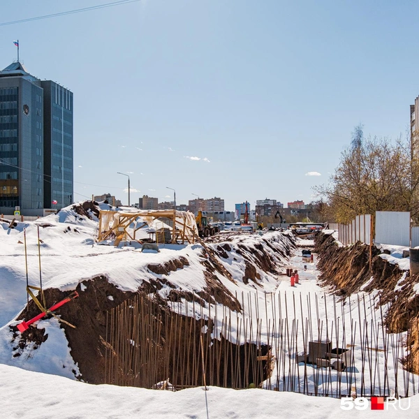 У дома кипит дорожная стройка — продляют улицу Крисанова. Сейчас перекладывают коммуникации | Источник: Тимофей Калмаков / 59.RU