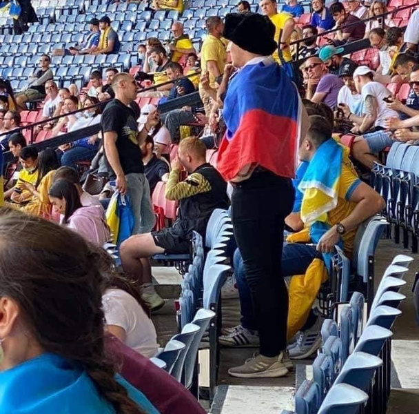 Украинские фанаты избили россиянина, который пришел поддержать сборную Украины (видео)