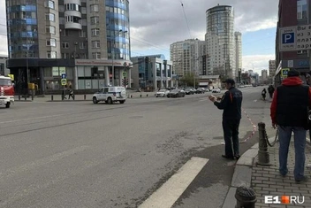 Рядом с пострадавшим зданием перекрыто движение | Источник: Владислав Лоншаков / E1.RU