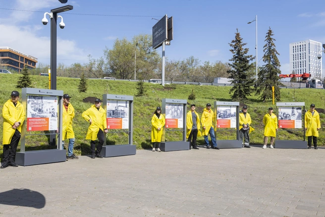 Аллея обрамляет тематическую фотовыставку о героическом труде нефтяников республики | Источник: Айбулат Акбутин