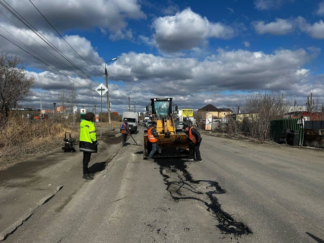 Ямочный ремонт на Линейной выглядит концептуально, но толку от него немного | Источник: Алексей Лошкин / Telegram