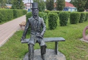 В сквере есть симпатичный памятник Пушкину | Источник: Фотография 2ГИС