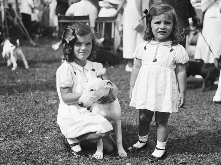 Сестры Жаклин и Кэролайн Бувье, 1935 год