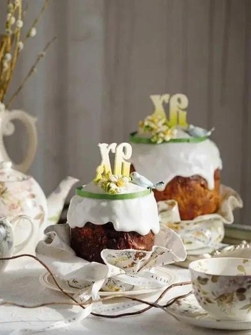 Кулич украшен помадкой и шоколадным декором | Источник: сайт Sweet Concept