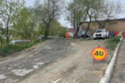 После иска прокуратуры во Владивостоке начали ремонт проезда на Леонова