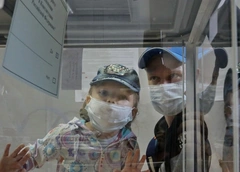 180 мобильных и 73 зонта: что россияне оставили на избирательных участках