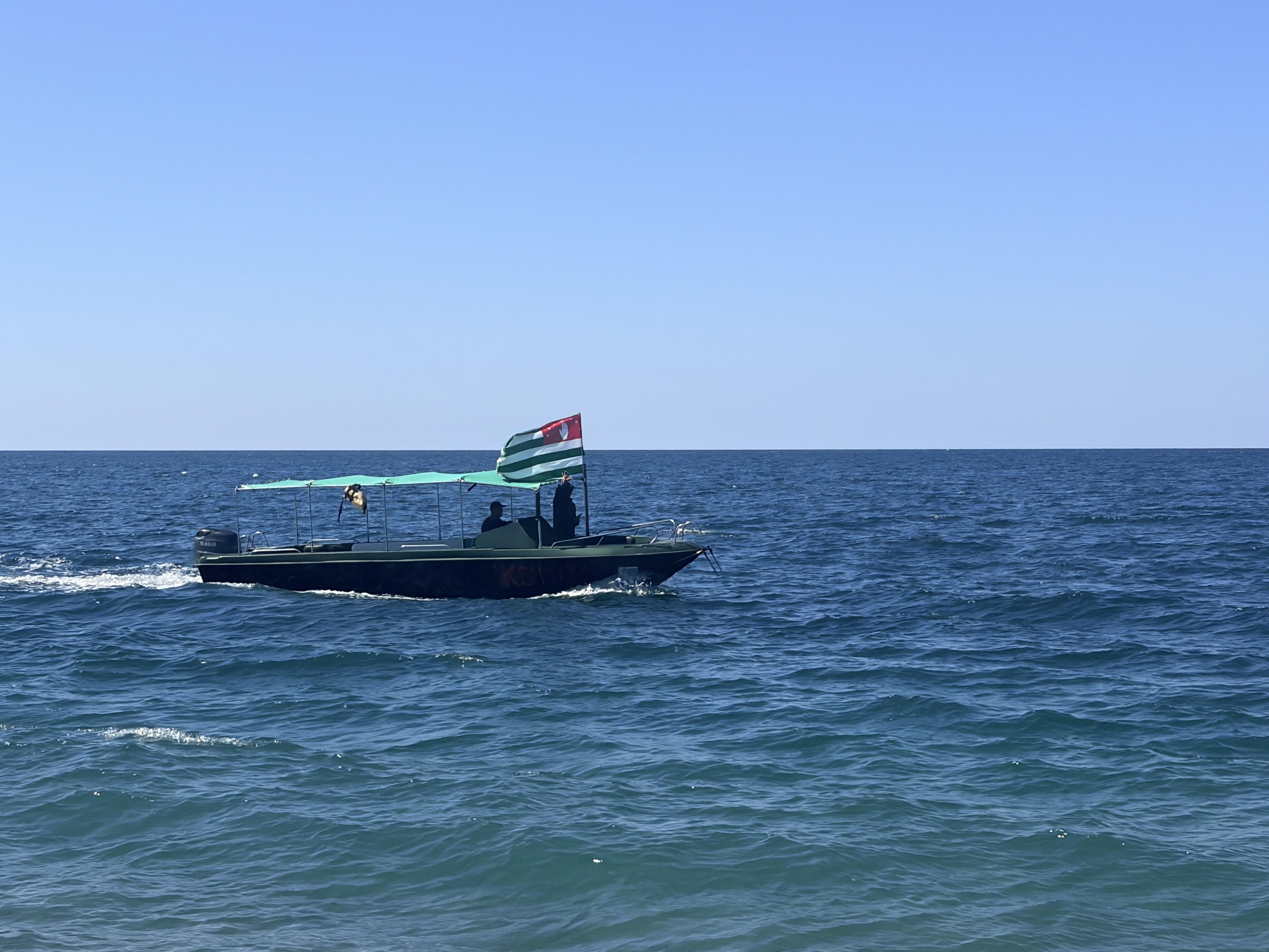 Очереди на границе, отключения света и воды. Почему несмотря на неудобства, в Абхазии полно народу