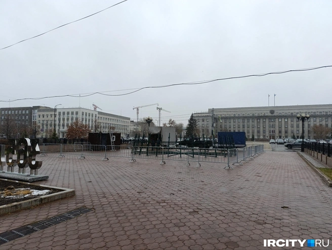 Главную городскую елку начали устанавливать в центре Иркутска 22 октября | Источник: Даниил Конин / «ИрСити»
