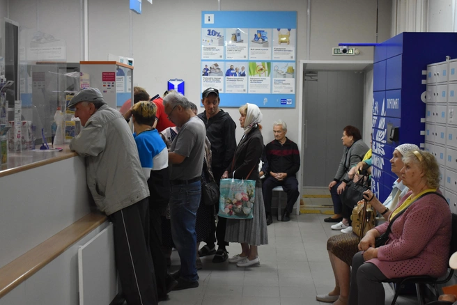 В очереди громко обсуждают сложившуюся ситуацию, сотрудникам почты приходится просить о тишине | Источник: Рихарда Лем / NGS.RU