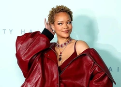 Рианна появилась с натуральными кудрями на запуске Fenty Hair