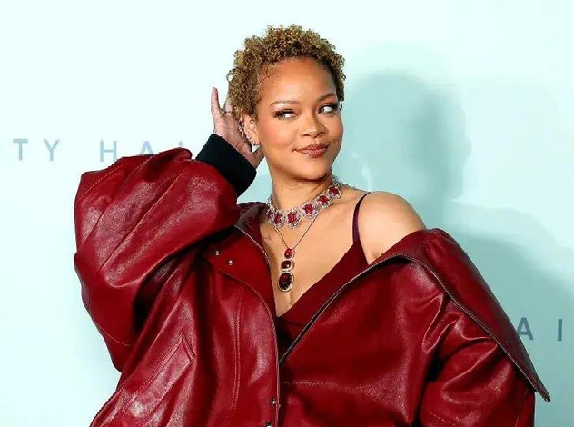 Рианна появилась с натуральными кудрями на запуске Fenty Hair