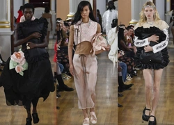 На показе Simone Rocha весна-лето 2026 юные модели «примерили» взрослую жизнь