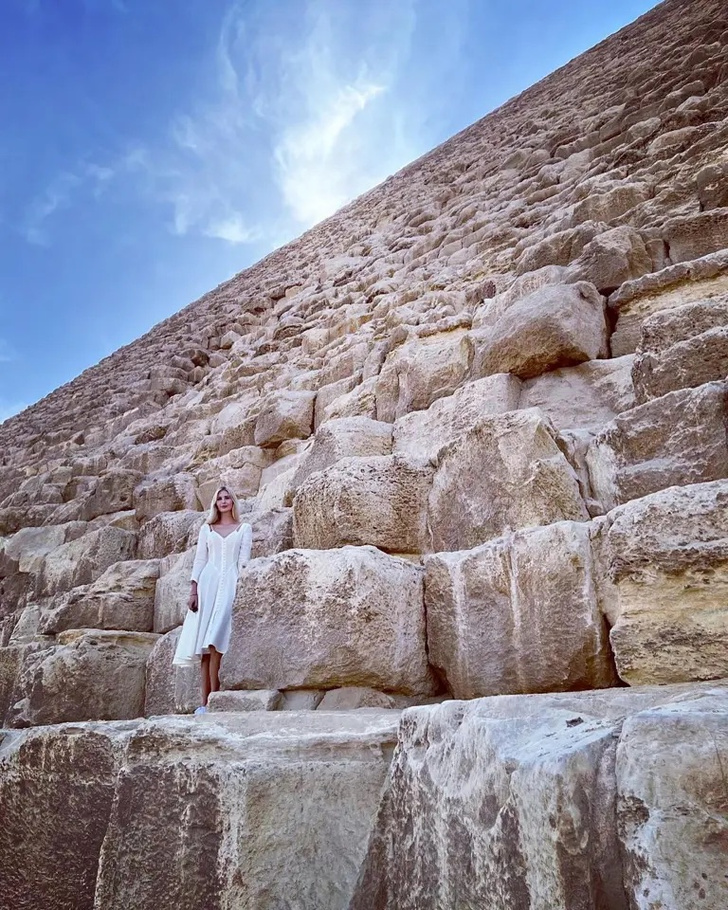 Викторианское платье оттенка «гоголь-моголь» и белоснежные кроссовки: образ Иванки Трамп для отдыха в Египте