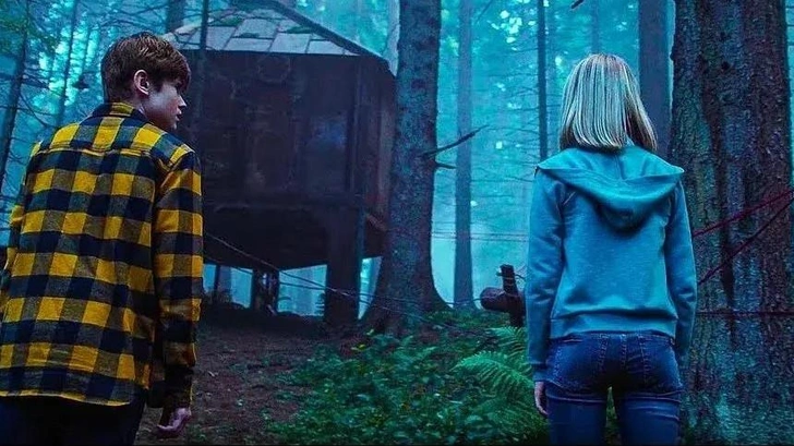 Друзья в поисках пропавшего ребенка | Источник: Кадр из фильма «Яга. Кошмар темного леса»