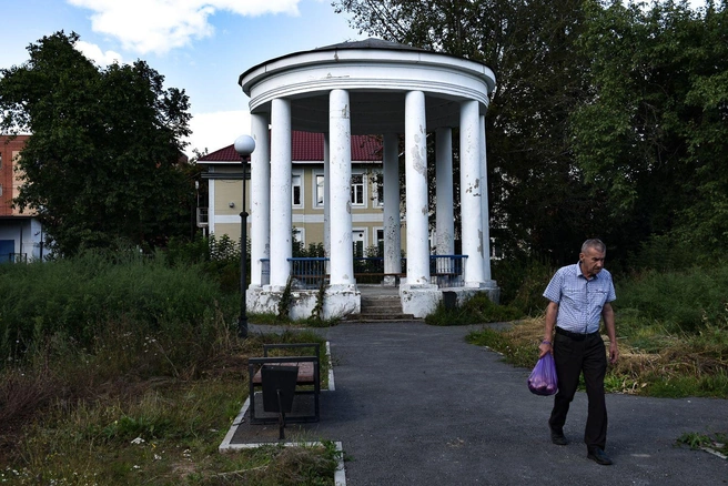 На карте обозначена ротонда, и я с ног сбился, разыскивая ее. Она стоит в глухом углу на задах ДК и ничем как будто не запоминается | Источник: Артем Краснов