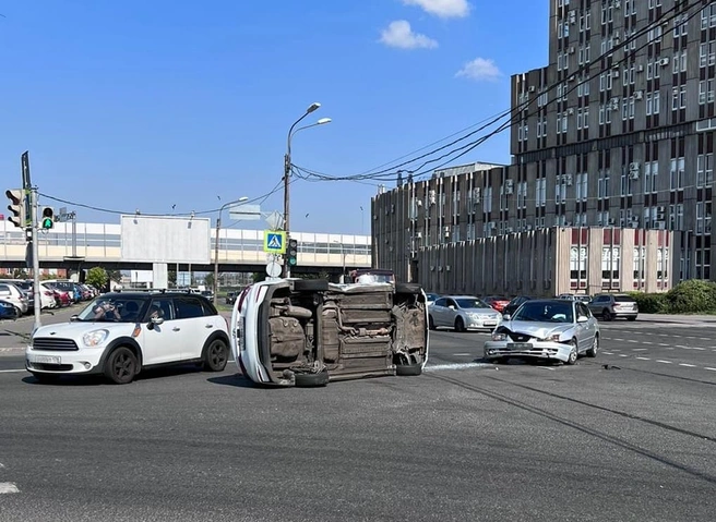 Каршеринг задал тренд, такси поддержало. На Народного Ополчения перевернули машину | Источник: «ДТП и ЧП | Санкт-Петербург»