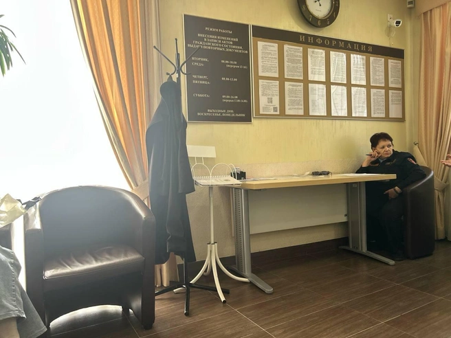Охранник консультирует посетителей | Источник: читатель 72.RU