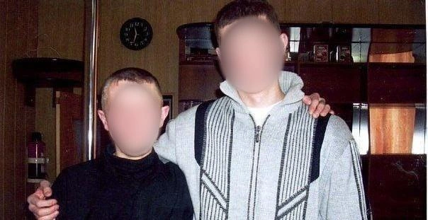Алексей во время свидания с братом в 2010 году | Источник: личная страница Алексея