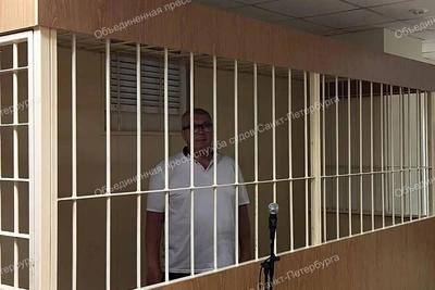 Сбившего пристава на АЗС в Петербурге водителя взяли под стражу