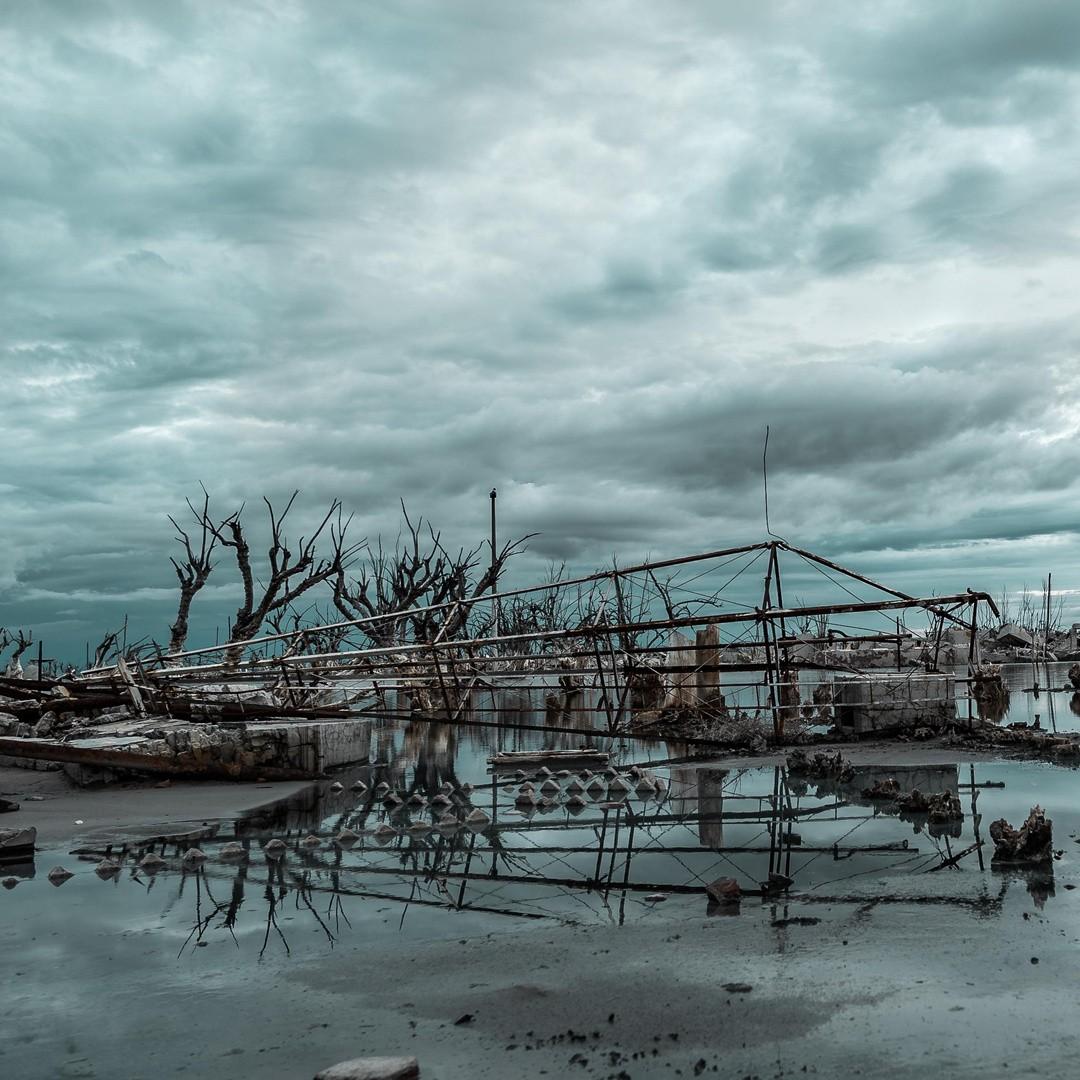 «Мама, мы не хотим умирать!»: женщина с четырьмя детьми заперта в машине во время потопа в Дагестане — страшные кадры