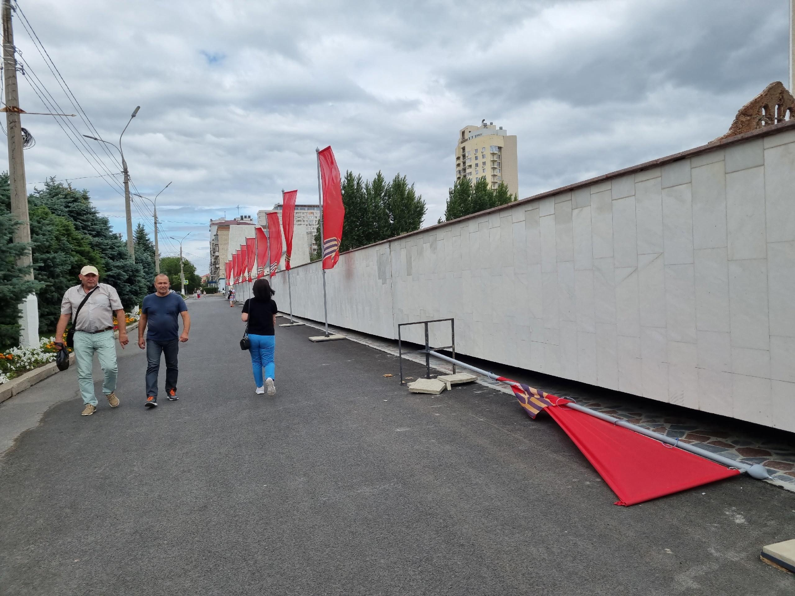 Поваленные деревья, обрушения проводов, пожары: в Волгограде разбушевался сильный ураган — смотрим последствия