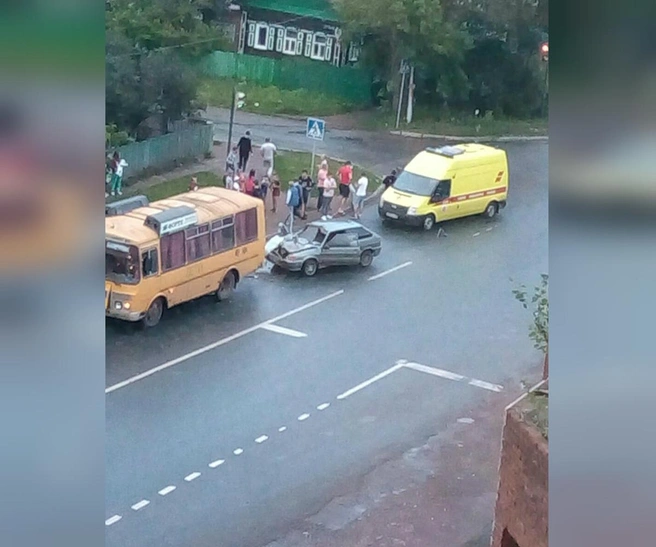 Автобус остановился, чтобы высадить пассажиров, водитель легковой не успел среагировать | Источник: БашДТП/Vk.com