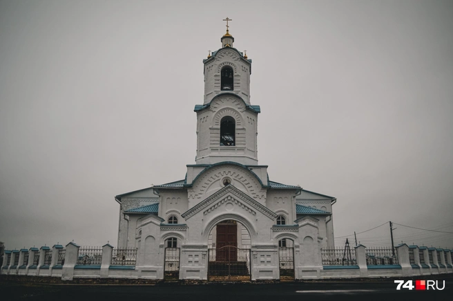 А с другой стороны — церковь Покрова Пресвятой Богородицы. Она построена в середине 1800-х и недавно отреставрирована | Источник: Виталий Гущинский