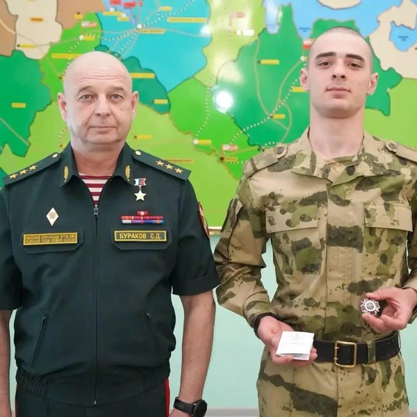 Командующий Северо-Западным округом Росгвардии Герой России генерал-полковник Сергей Бураков наградил военнослужащих за отличие, проявленное при охране важных государственных объектов и обеспечении общественной безопасности | Источник: Росгвардия. Северо-Западный округ