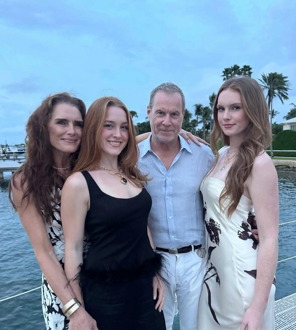 Брук Шилдс с мужем и дочками  | Источник: brookeshields/Instagram (экстремистская организация, деятельность запрещена на территории РФ)