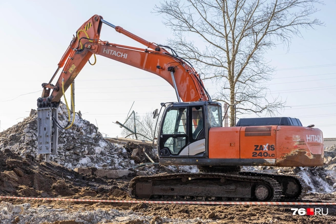 На месте работает спецтехника