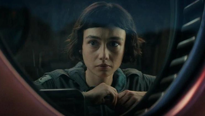 В чужой монастырь: Тимоти Олифант, Алекс Лоутер и инопланетная тварь в сериале «Чужой: Земля» | Источник: кадр из сериала