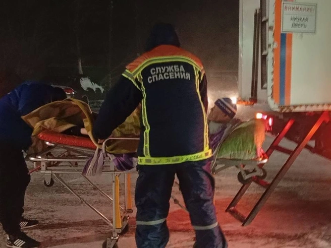 Спасатели эвакуировали даже экипаж и больных из скорой | Источник: Юрий Юрин / Telegram