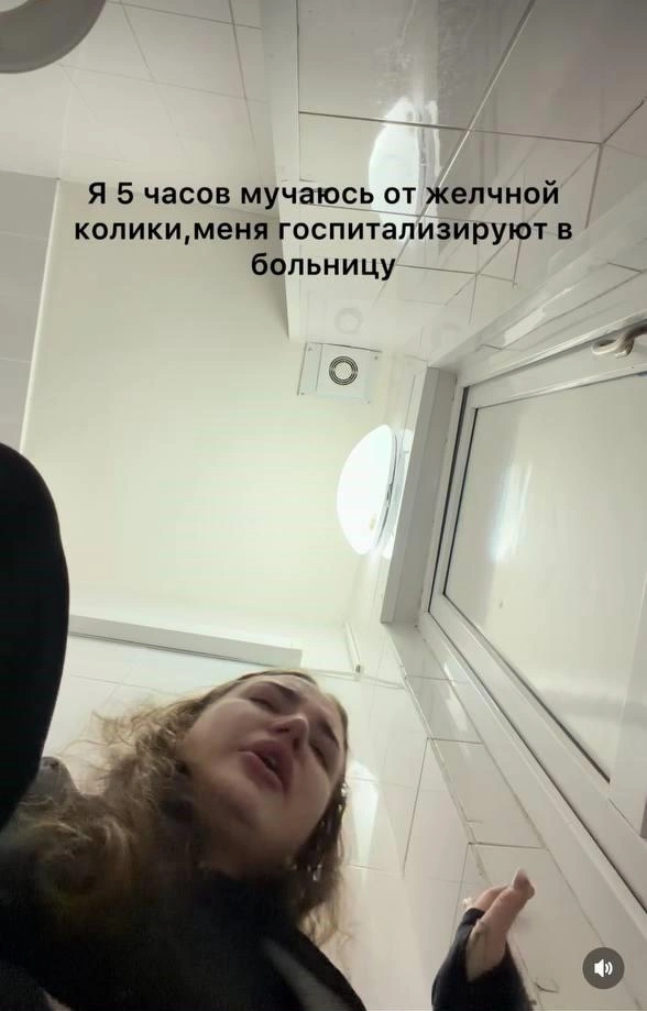 Скриншот с видео, в котором девушка описывает ситуацию | Источник: Социальные сети Марьям Абдиновой / Instagram* (экстремистская организация, деятельность запрещена на территории РФ)