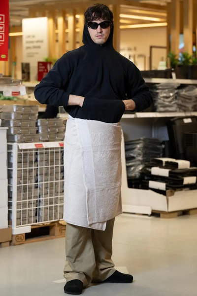 IKEA троллит Balenciaga и выпускает собственную версию юбки-полотенца