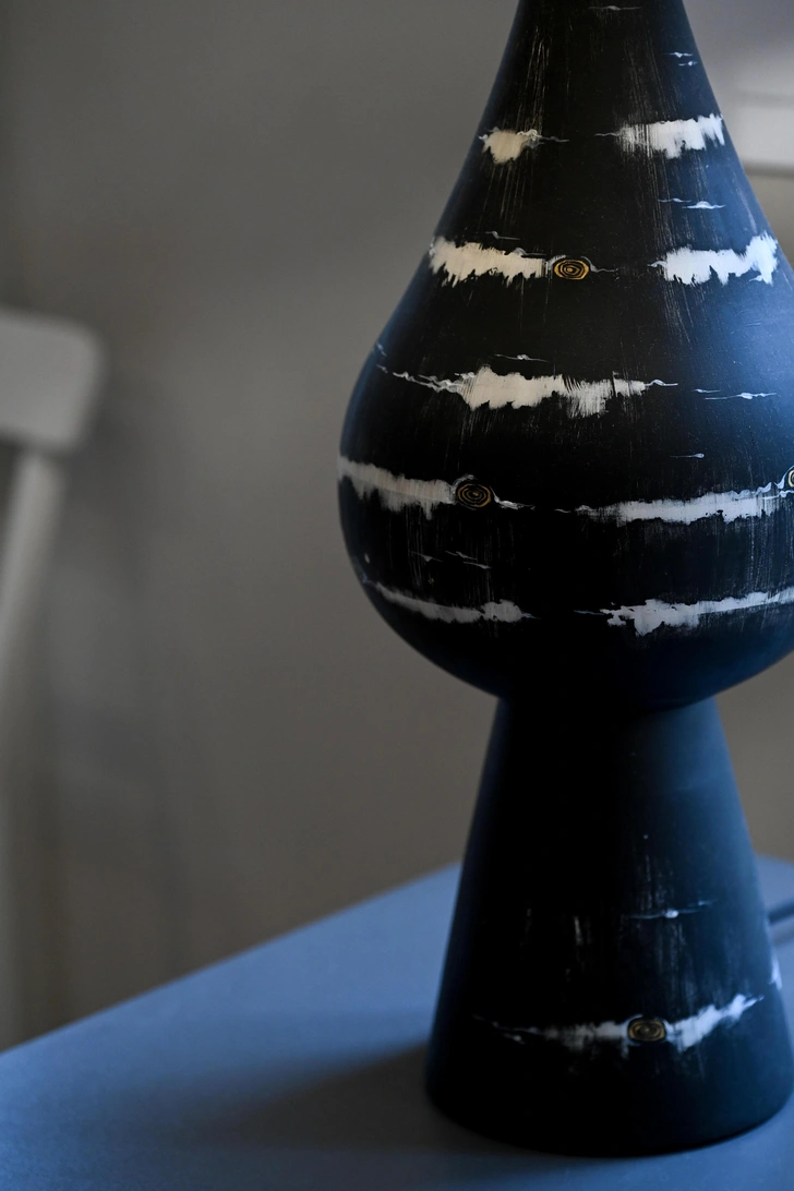  Ольга Миккова. Лампа из серии «За тобой» | Источник: Елена Сячина