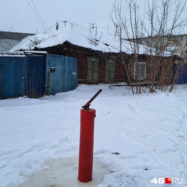 Перемерзшая колонка доживает свое. Сейчас такие меняют на автоматические с кнопкой налива воды и защитой от замерзания | Источник: Александр Лисихин / 45.RU