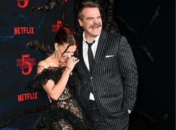 «Очень странные дела»: Милли Бобби Браун и Дэвид Харбор обнимаются на фоне слухов о домогательствах