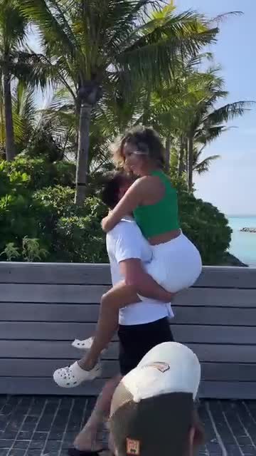 Аня Добрыднева порно кискаға қарсы тұрып, аяқтың арасын ысқылайды