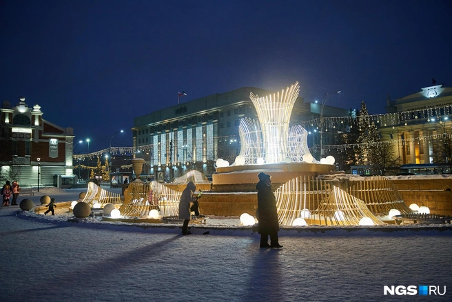 Фонтан украшали и в прошлом году | Источник: Александр Ощепков / NGS.RU