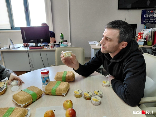 Роман дольше всех выбирал начинку, в итоге остановился на маринованном цукини с перцем. И взял еще немного грибов с огурцами на пробу | Источник: Александра Исмайлова / 63.RU