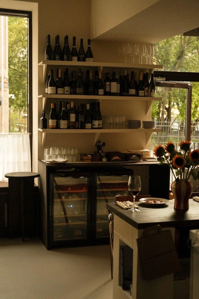 Бистро MAYMAY — уютное бистро в двух шагах от «Маяковской», которое днем работает как светлое место для кофе, ланча и встреч, а вечером превращается в камерное винное пространство со свечами и мягким светом. В карте — вина от небольших европейских хозяйств и классика, несколько коктейлей и мини Negroni, кухня про сезонные продукты и честные вкусы без лишней сложности. Хозяева Миша и Настя Ленгер вместе с командой делают акцент на живой, неформальный сервис и атмосферу «своего» места, куда легко заглянуть и одной, и с компанией.